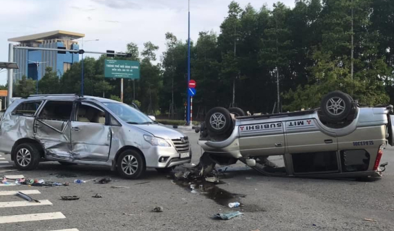 Bình Dương: Xe SUV va chạm với Toyota Innova rồi cả hai cùng lật, 7 người bị thương