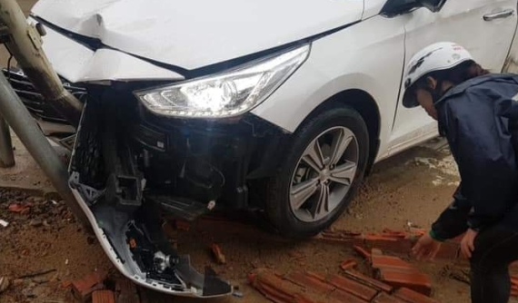 Video: Hyundai Accent xảy ra tai nạn sau khi vượt xe container, cư dân mạng tranh cãi dữ dội