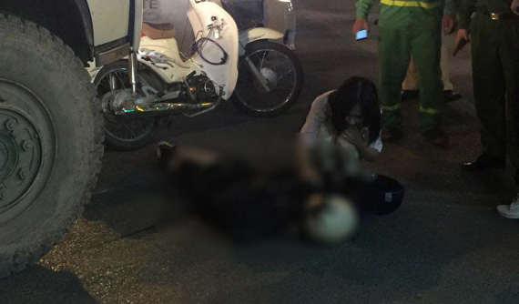 Video quay khoảnh khắc xe máy va chạm với xe chở rác khiến một nữ sinh bị thương nặng tại Hà Nội