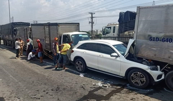 Bình Tân: 12 xe tông dồn toa trên Quốc lộ 1, dân mạng xót xa cho xe Mercedes-Benz GLC