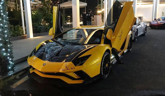 Dàn siêu xe của đại gia Việt tụ tập tại quận 1 vào ngày cuối cùng của tháng 5, Aston Martin DB11 là nhân tố vừa lạ vừa quen