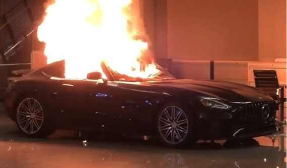 Người biểu tình đập phá showroom ô tô, "hóa vàng" siêu xe Mercedes-AMG GT