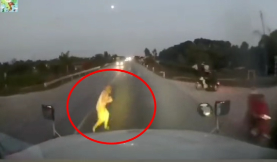 Video: Nổi hết da gà với pha chạy bộ sang đường trước đầu xe container của một cụ ông