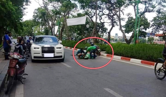 Thực hư chuyện tài xế grab bike va chạm với xe Rolls-Royce Phantom VIII rồi ngất xỉu trên đường phố Hà Nội