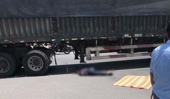 Video: Xe đầu kéo rẽ phải, va chạm với xe máy đi thẳng khiến 1 người đàn ông tử vong tại Tiền Giang