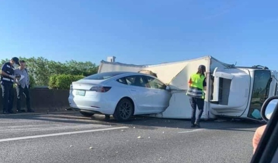 Xôn xao với video Tesla Model 3 đâm thẳng vào thùng sau của chiếc ô tô tải lật trên cao tốc