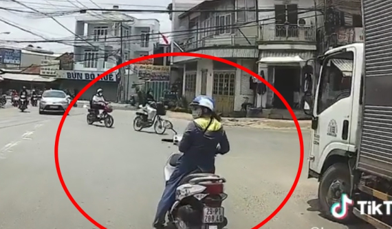 Video: Cô gái dừng xe Honda Vision giữa đường bấm điện thoại ngay khúc cua khiến tài xế xe tải phanh gấp