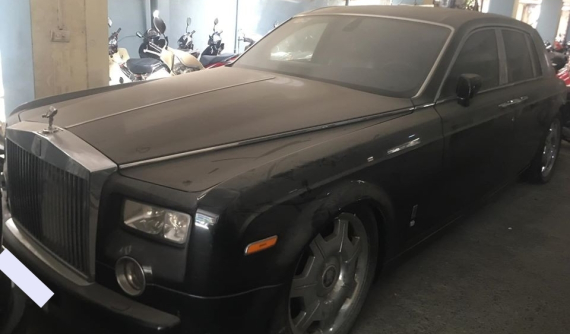 Rolls-Royce Phantom của đại gia Việt "ngủ nướng" dưới hầm gửi xe khiến ngoại thất đóng bụi dày đặc