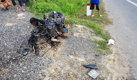 Mô tô phân khối lớn thành đống "sắt vụn" sau cú đâm đấu đầu ô tô trên đường Thái Nguyên - Bắc Kạn