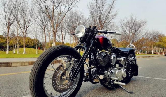 Chỉ vấp vào ổ gà nhỏ, xe mô tô Trung Quốc khiến biker "sấp mặt"