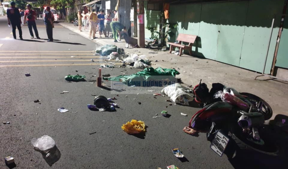 Bình Dương: Xe côn tay Yamaha Exciter 150 tông nát ghế đá trên vỉa hè, 2 thanh niên thương vong