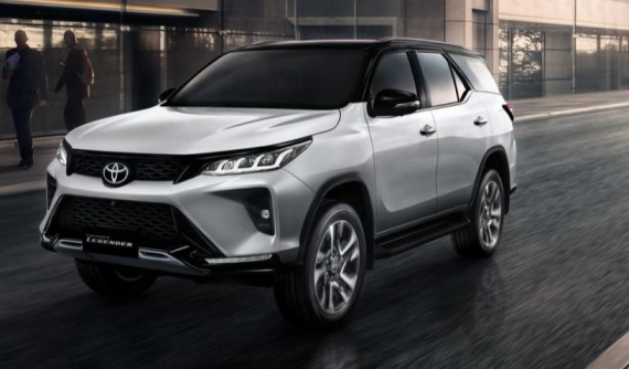 Toyota Fortuner 2020 trình làng với camera 360 độ, sạc điện thoại không dây và mở cốp đá chân