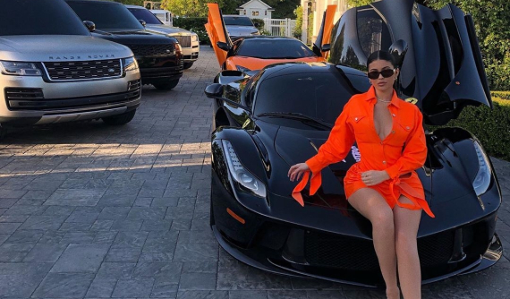 Bộ sưu tập siêu xe cực khủng của Kylie Jenner, người mới bị Forbes tước danh hiệu tỷ phú