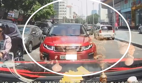 Video: Nữ lái Range Rover Evoque chạy ngược chiều gây tắc đường còn đòi ô tô đi đúng chiều tránh đường