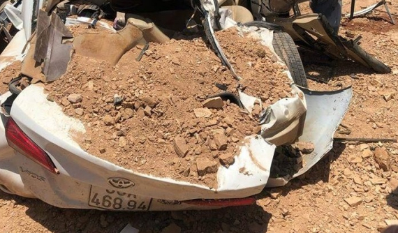 Thanh Hóa: Xe ben chở đất lật ngang đè bẹp xe ô tô con, 4 người thương vong