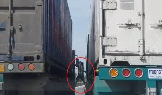 Video: 2 xe container dừng giữa đường, chắn hết lối đi để tài xế... đánh nhau tại Nghệ An