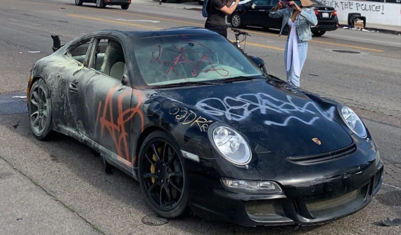 Lợi dụng biểu tình ở Mỹ, những kẻ phá hoại đập phá và đốt luôn siêu xe Porsche 911 GT3 RS