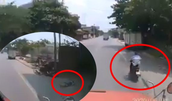 Video: Chạy xe máy tốc độ cao tông vào đuôi xe tải, thanh niên nguy kịch