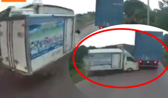 Video: Xe ben chạy nhanh không kịp xử lý dẫn đến tông vào xe tải chở hàng suýt chút rơi xuống vực