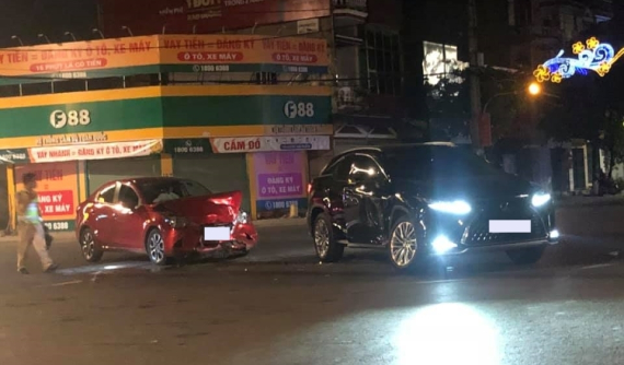 Thái Nguyên: Lexus RX mới tinh xảy ra va chạm giao thông với xe Mazda ở ngã tư