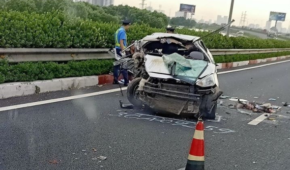 Tông vào đuôi ô tô tải trên cao tốc Pháp Vân - Cầu Giẽ, xe con Hyundai Grand i10 bị vò nát