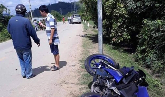 Bình Thuận: Yamaha R15 đấu đầu ô tô con khiến biker cùng xe văng xa cả chục mét