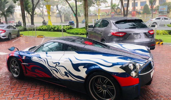 Minh "Nhựa" lái "thần gió" Pagani Huayra đi mua "thần biển" Maserati Levante Trofeo dưới cơn mưa nặng hạt tại Sài thành