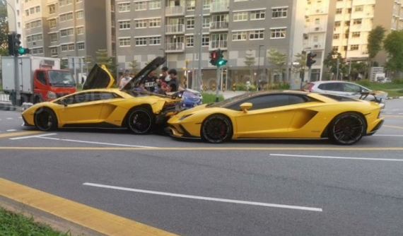 Cặp đôi siêu xe Lamborghini Aventador đắt đỏ của nhà giàu Singapore tông nhau giữa ngã tư