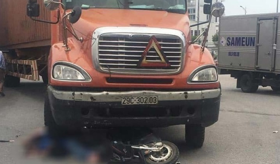 Bắc Giang: Xe máy điện va chạm với xe container, 2 nữ sinh chết thảm