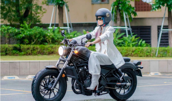 Hoa hậu H'Hen Niê "tậu" xe mô tô phân khối lớn vô cùng cá tính