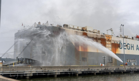 2.000 chiếc ô tô bị nung chảy trong vụ cháy tàu thủy kéo dài đã 1 tuần lễ