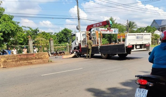 Bình Phước: Tông vào ô tô tải cẩu, 2 thanh niên đi xe máy thương vong
