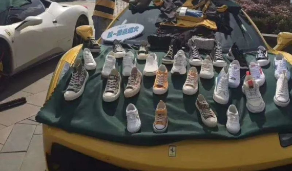 Các thiếu gia Trung Quốc mang siêu xe Ferrari, Lamborghini ra công viên để bày bán đồ hiệu giữa dịch Covid-19