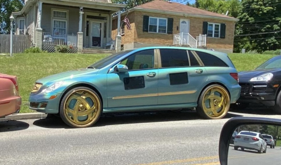 Tức cười chiếc Mercedes-Benz R-Class độ màu mè lố bịch với màn hình TV ngoài cửa