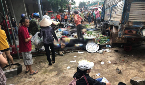Video quay khoảnh khắc ô tô tải lao vào chợ khiến 5 người tử vong tại Đắk Nông