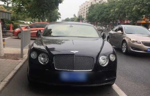 Sợ tông vào xe siêu sang Bentley, tài xế Kia đánh lái đâm trúng xe Mercedes-Benz