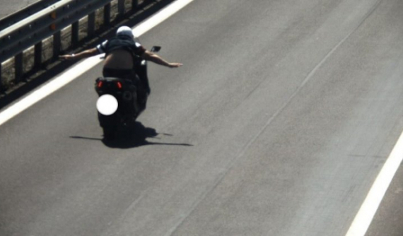 Thả 2 tay chạy mô tô trên đường quốc lộ, nam thanh niên bị phạt 15 triệu đồng