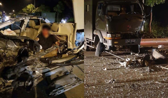 Lào Cai: 2 ô tô biển xanh tông nhau khiến chiếc Ford Focus bị xé toạc, 1 người bị thương nặng