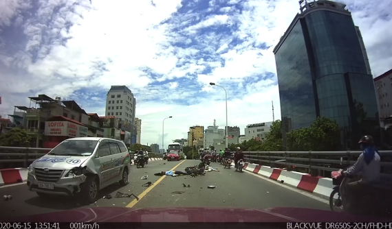 Video ghi lại khoảnh khắc va chạm giữa xe máy vượt ẩu với Toyota Innova trên cầu vượt Đại Cồ Việt