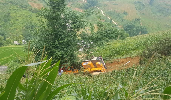 Lào Cai: Xe cẩu lao xuống vực, tài xế tử vong tại chỗ và mắc kẹt trong cabin