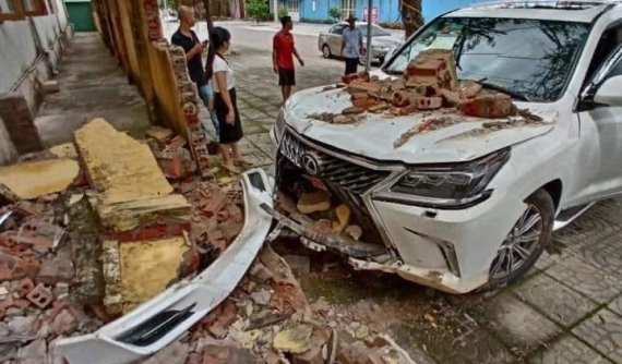Quảng Ninh: "Chuyên cơ mặt đất" Lexus LX570 biển tứ quý tông sập bức tường trường học cấp 2