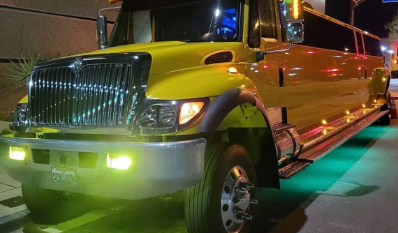 Colossus Limo - "Hộp đêm di động" đúng nghĩa với chiều dài 12 mét và chỗ ngồi cho 27 người