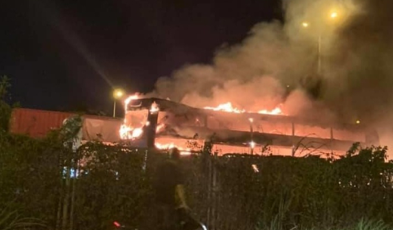 2 xe khách bốc cháy ngùn ngụt tại Hà Nội và Thanh Hóa trong cùng 1 ngày