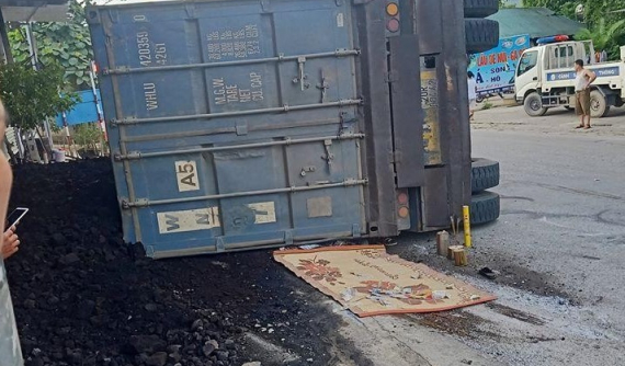 Yên Bái: Xe đầu kéo lật đè trúng xe máy khiến 2 mẹ con tử vong