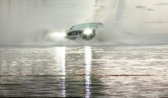 Tài xế lái xe sang Audi A7 xuống đường hầm ngập nước và lập tức phải "khóc hận"