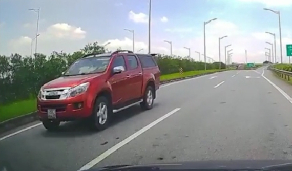 Video: Isuzu D-max chạy ngược chiều trên cao tốc Hà Nội – Thái Nguyên, tài xế có thể bị phạt 18 triệu đồng