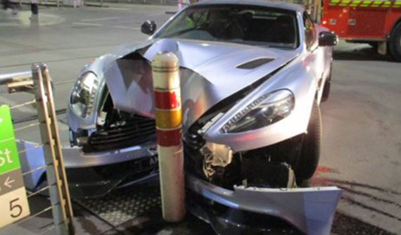 Nữ tài xế lái Aston Martin Vanquish gây tai nạn rồi bỏ trốn để lại siêu xe cùng chủ nhân tại hiện trường