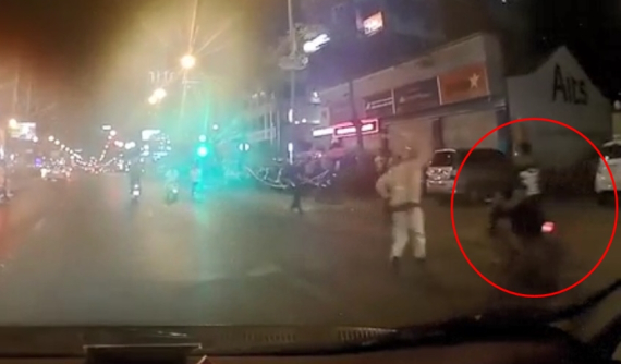 Video: "Trẻ trâu" chạy xe máy không mũ bảo hiểm lạng lách thông chốt CSGT tại Hà Nội