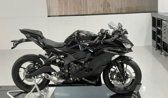 Kawasaki ZX-25R lộ "ảnh nóng" với dàn áo đen tuyền đầy hấp dẫn