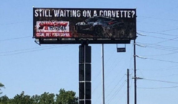 Đại lý Toyota dựng bảng quảng cáo "gạ" khách mua GR Supra thay vì chờ Chevrolet Corvette C8